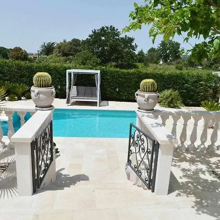 Luxury Vale Villa